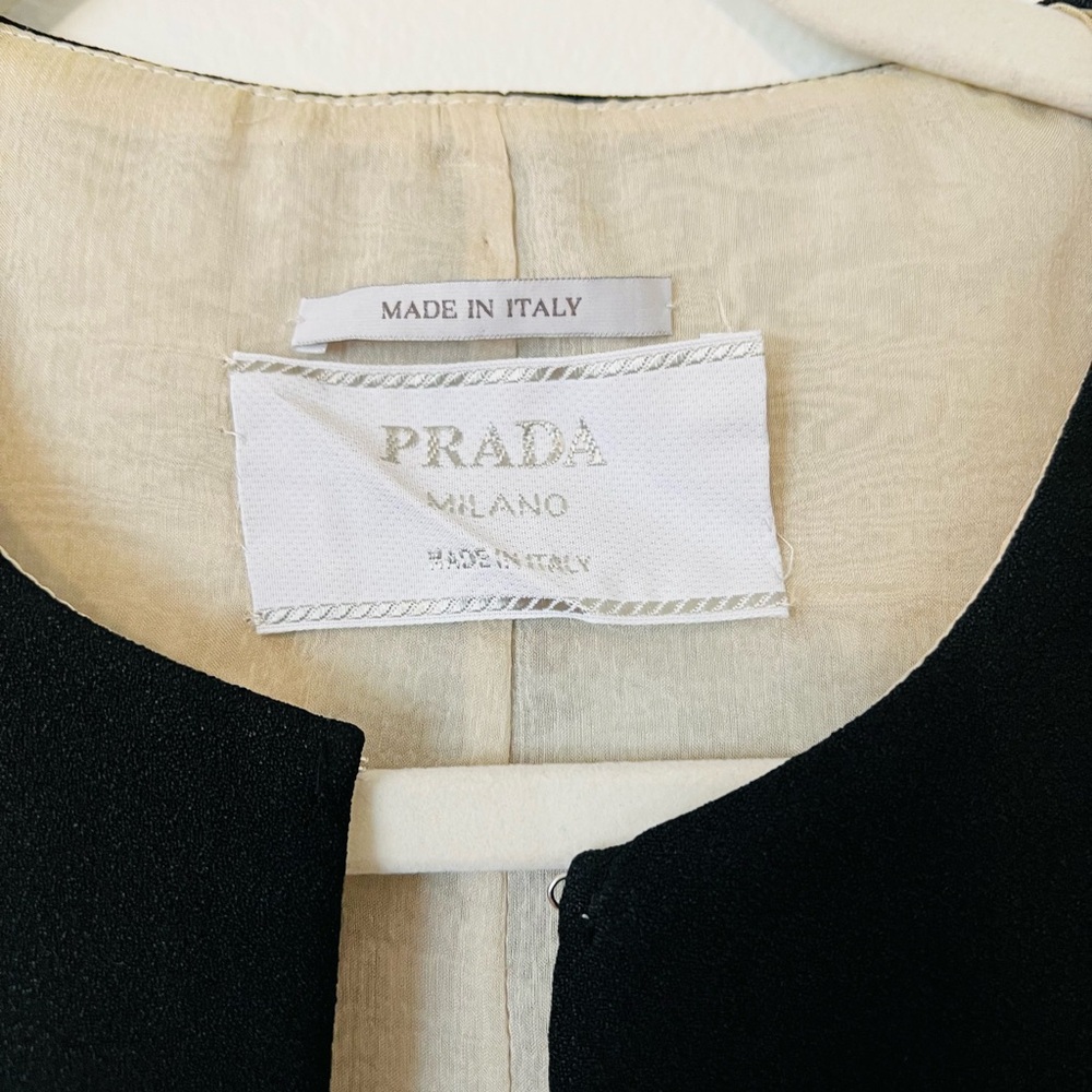 Prada Black Tailored Blazer with Modern Design - Picture 9 of 12